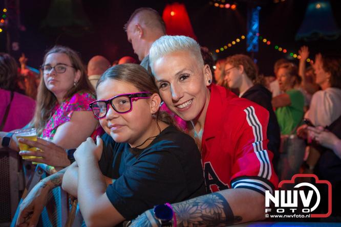 Feestknallers! Mega Piraten Festijn Oldebroek vult uitverkochte tent met oer-gezelligheid tijdens de 2025 editie. - © NWVFoto.nl