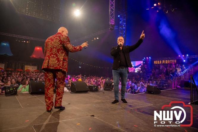 Feestknallers! Mega Piraten Festijn Oldebroek vult uitverkochte tent met oer-gezelligheid tijdens de 2025 editie. - © NWVFoto.nl