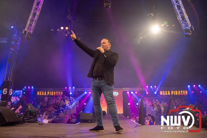 Feestknallers! Mega Piraten Festijn Oldebroek vult uitverkochte tent met oer-gezelligheid tijdens de 2025 editie. - © NWVFoto.nl