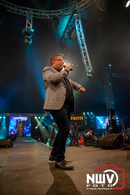Feestknallers! Mega Piraten Festijn Oldebroek vult uitverkochte tent met oer-gezelligheid tijdens de 2025 editie. - © NWVFoto.nl