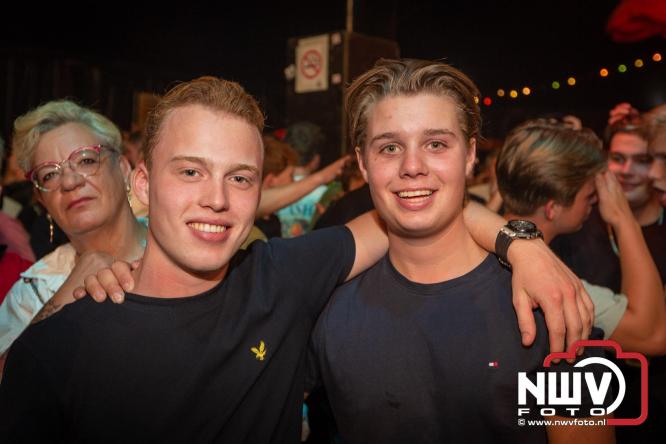 Feestknallers! Mega Piraten Festijn Oldebroek vult uitverkochte tent met oer-gezelligheid tijdens de 2025 editie. - © NWVFoto.nl