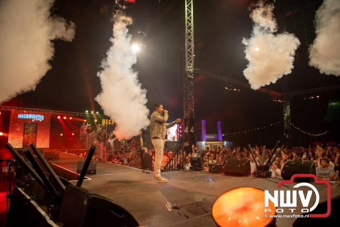 Feestknallers! Mega Piraten Festijn Oldebroek vult uitverkochte tent met oer-gezelligheid tijdens de 2025 editie. - © NWVFoto.nl