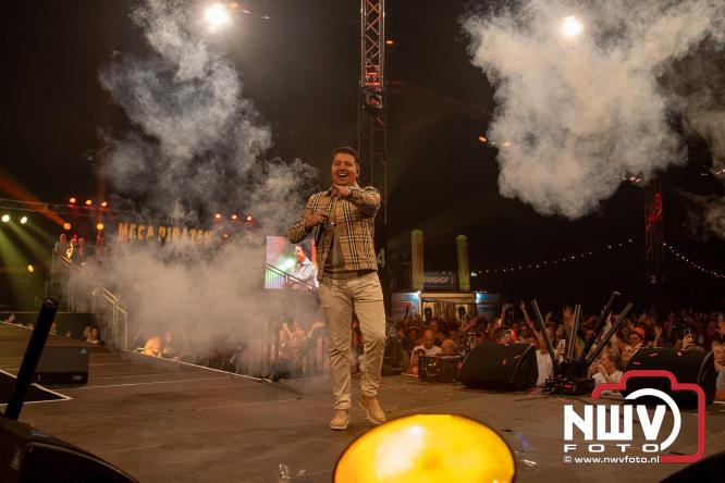 Feestknallers! Mega Piraten Festijn Oldebroek vult uitverkochte tent met oer-gezelligheid tijdens de 2025 editie. - © NWVFoto.nl