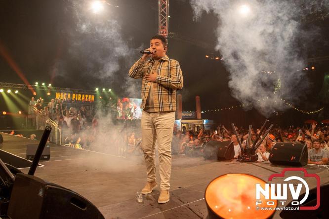 Feestknallers! Mega Piraten Festijn Oldebroek vult uitverkochte tent met oer-gezelligheid tijdens de 2025 editie. - © NWVFoto.nl