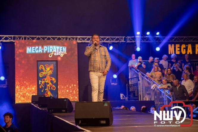 Feestknallers! Mega Piraten Festijn Oldebroek vult uitverkochte tent met oer-gezelligheid tijdens de 2025 editie. - © NWVFoto.nl