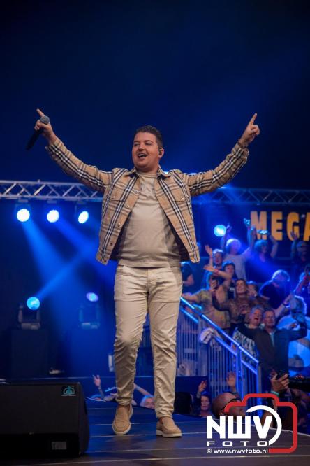 Feestknallers! Mega Piraten Festijn Oldebroek vult uitverkochte tent met oer-gezelligheid tijdens de 2025 editie. - © NWVFoto.nl