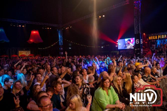 Feestknallers! Mega Piraten Festijn Oldebroek vult uitverkochte tent met oer-gezelligheid tijdens de 2025 editie. - © NWVFoto.nl