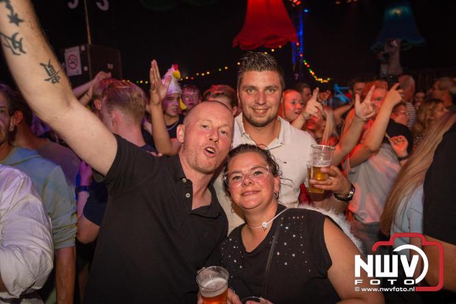 Feestknallers! Mega Piraten Festijn Oldebroek vult uitverkochte tent met oer-gezelligheid tijdens de 2025 editie. - © NWVFoto.nl