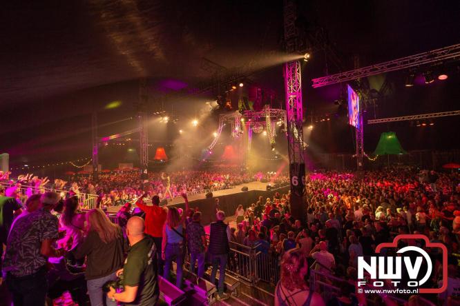 Feestknallers! Mega Piraten Festijn Oldebroek vult uitverkochte tent met oer-gezelligheid tijdens de 2025 editie. - © NWVFoto.nl