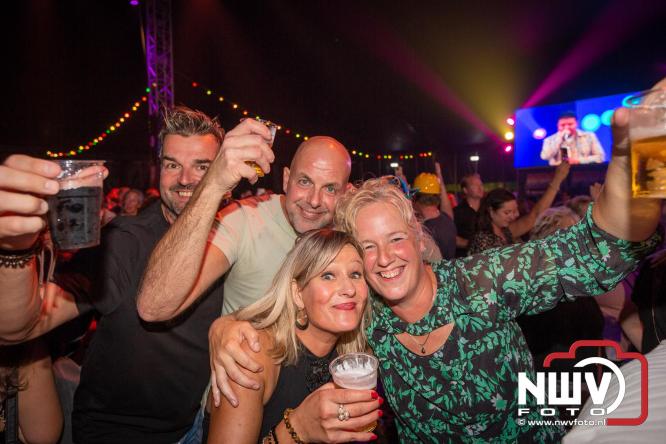 Feestknallers! Mega Piraten Festijn Oldebroek vult uitverkochte tent met oer-gezelligheid tijdens de 2025 editie. - © NWVFoto.nl