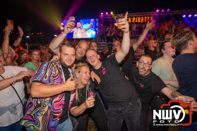 Feestknallers! Mega Piraten Festijn Oldebroek vult uitverkochte tent met oer-gezelligheid tijdens de 2025 editie. - © NWVFoto.nl