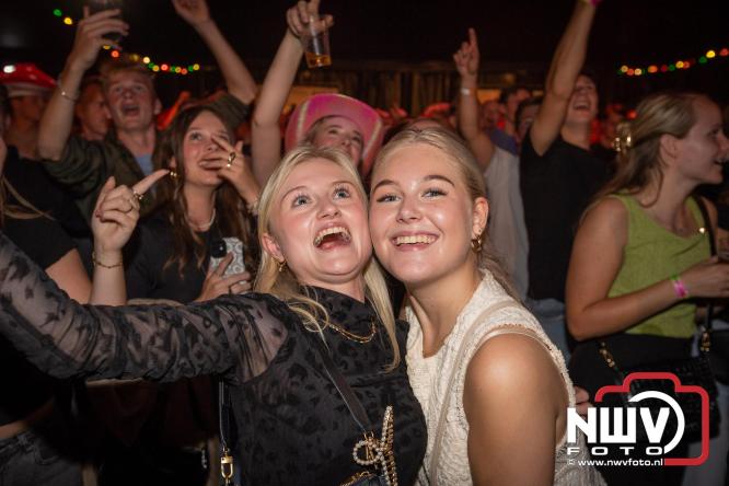 Feestknallers! Mega Piraten Festijn Oldebroek vult uitverkochte tent met oer-gezelligheid tijdens de 2025 editie. - © NWVFoto.nl