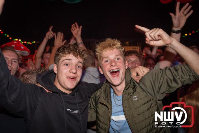 Feestknallers! Mega Piraten Festijn Oldebroek vult uitverkochte tent met oer-gezelligheid tijdens de 2025 editie. - © NWVFoto.nl