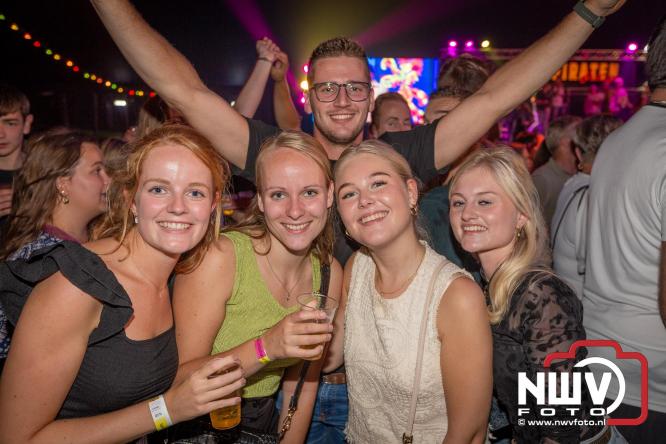Feestknallers! Mega Piraten Festijn Oldebroek vult uitverkochte tent met oer-gezelligheid tijdens de 2025 editie. - © NWVFoto.nl