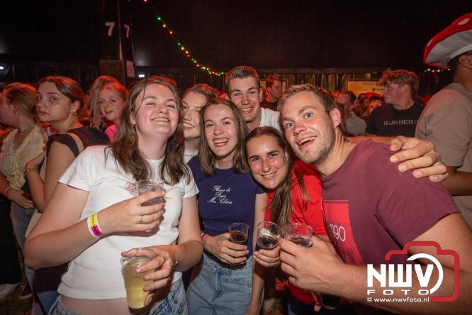 Feestknallers! Mega Piraten Festijn Oldebroek vult uitverkochte tent met oer-gezelligheid tijdens de 2025 editie. - © NWVFoto.nl