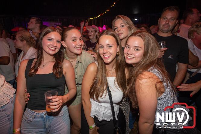 Feestknallers! Mega Piraten Festijn Oldebroek vult uitverkochte tent met oer-gezelligheid tijdens de 2025 editie. - © NWVFoto.nl