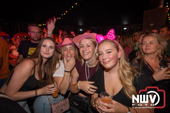 Feestknallers! Mega Piraten Festijn Oldebroek vult uitverkochte tent met oer-gezelligheid tijdens de 2025 editie. - © NWVFoto.nl