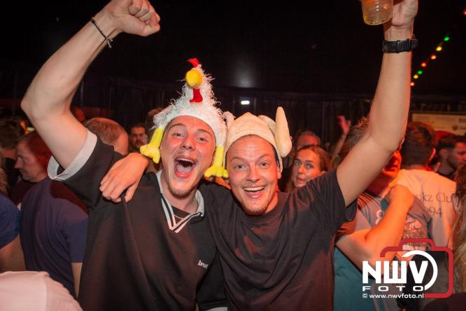 Feestknallers! Mega Piraten Festijn Oldebroek vult uitverkochte tent met oer-gezelligheid tijdens de 2025 editie. - © NWVFoto.nl