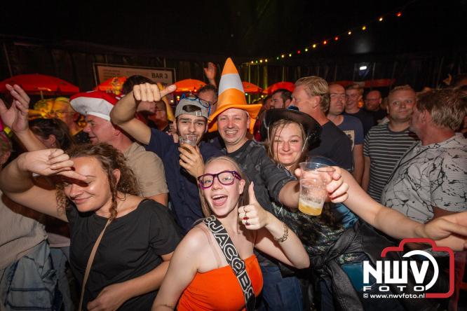 Feestknallers! Mega Piraten Festijn Oldebroek vult uitverkochte tent met oer-gezelligheid tijdens de 2025 editie. - © NWVFoto.nl