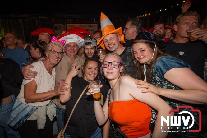 Feestknallers! Mega Piraten Festijn Oldebroek vult uitverkochte tent met oer-gezelligheid tijdens de 2025 editie. - © NWVFoto.nl