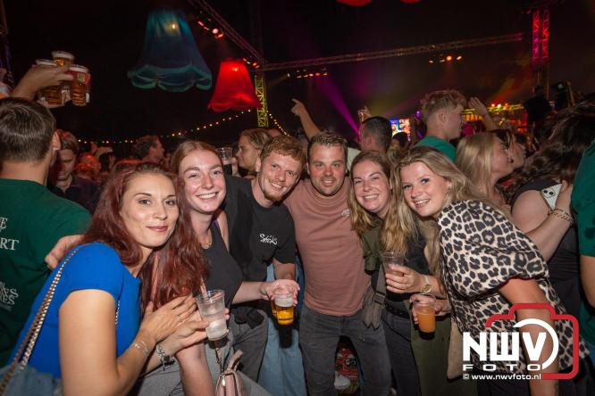 Feestknallers! Mega Piraten Festijn Oldebroek vult uitverkochte tent met oer-gezelligheid tijdens de 2025 editie. - © NWVFoto.nl