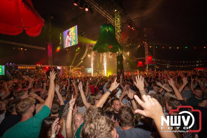 Feestknallers! Mega Piraten Festijn Oldebroek vult uitverkochte tent met oer-gezelligheid tijdens de 2025 editie. - © NWVFoto.nl