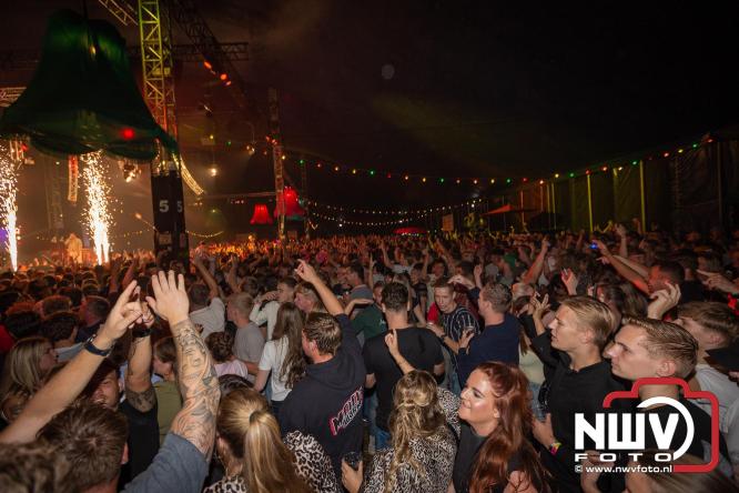 Feestknallers! Mega Piraten Festijn Oldebroek vult uitverkochte tent met oer-gezelligheid tijdens de 2025 editie. - © NWVFoto.nl