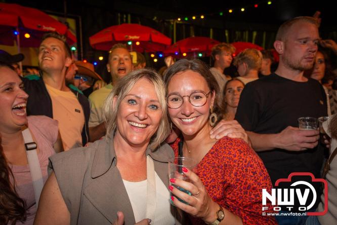 Feestknallers! Mega Piraten Festijn Oldebroek vult uitverkochte tent met oer-gezelligheid tijdens de 2025 editie. - © NWVFoto.nl