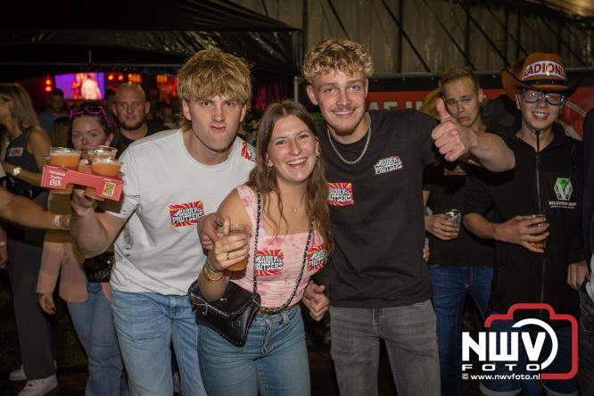 Feestknallers! Mega Piraten Festijn Oldebroek vult uitverkochte tent met oer-gezelligheid tijdens de 2025 editie. - © NWVFoto.nl