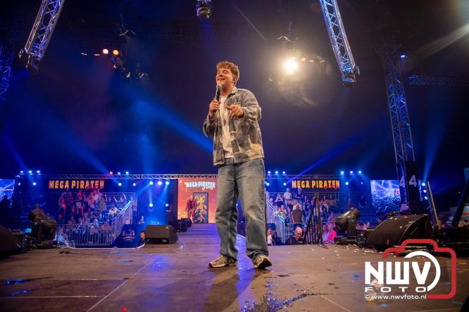 Feestknallers! Mega Piraten Festijn Oldebroek vult uitverkochte tent met oer-gezelligheid tijdens de 2025 editie. - © NWVFoto.nl