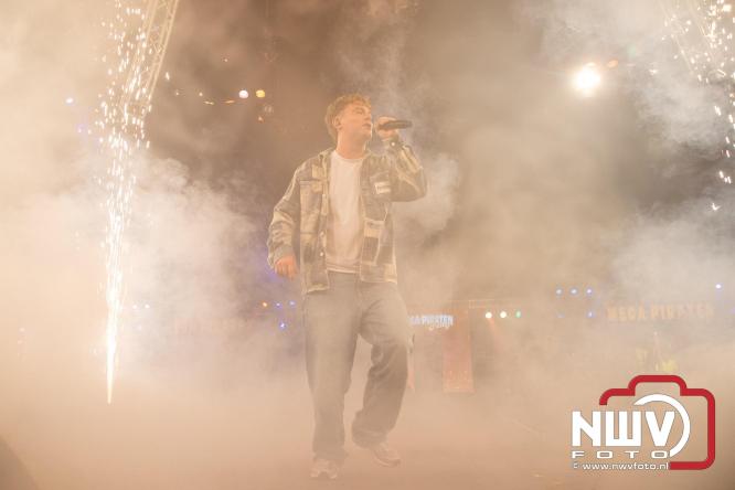 Feestknallers! Mega Piraten Festijn Oldebroek vult uitverkochte tent met oer-gezelligheid tijdens de 2025 editie. - © NWVFoto.nl