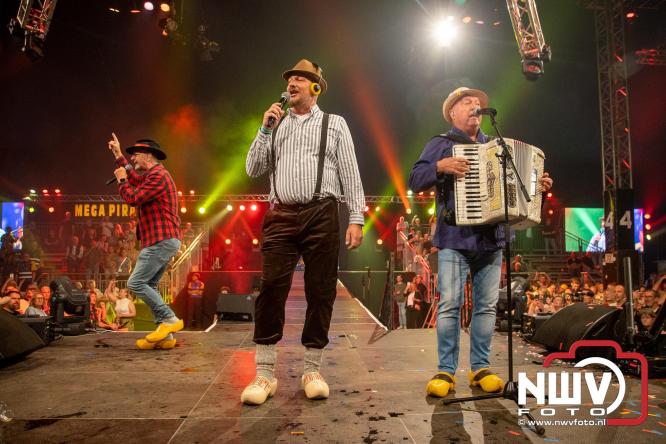 Feestknallers! Mega Piraten Festijn Oldebroek vult uitverkochte tent met oer-gezelligheid tijdens de 2025 editie. - © NWVFoto.nl