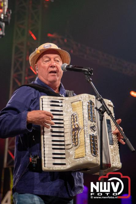 Feestknallers! Mega Piraten Festijn Oldebroek vult uitverkochte tent met oer-gezelligheid tijdens de 2025 editie. - © NWVFoto.nl