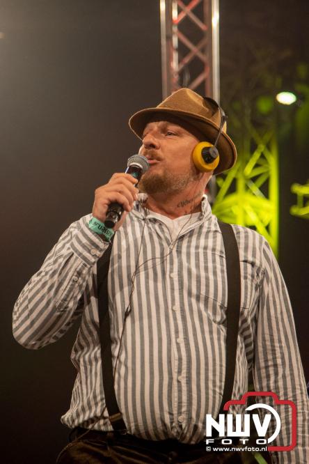 Feestknallers! Mega Piraten Festijn Oldebroek vult uitverkochte tent met oer-gezelligheid tijdens de 2025 editie. - © NWVFoto.nl