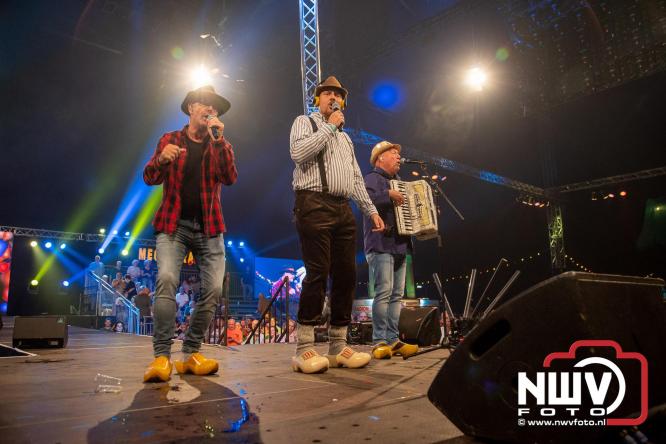 Feestknallers! Mega Piraten Festijn Oldebroek vult uitverkochte tent met oer-gezelligheid tijdens de 2025 editie. - © NWVFoto.nl