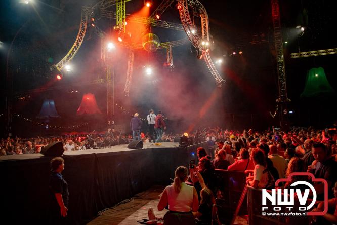 Feestknallers! Mega Piraten Festijn Oldebroek vult uitverkochte tent met oer-gezelligheid tijdens de 2025 editie. - © NWVFoto.nl