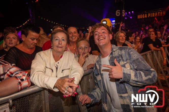 Feestknallers! Mega Piraten Festijn Oldebroek vult uitverkochte tent met oer-gezelligheid tijdens de 2025 editie. - © NWVFoto.nl
