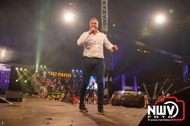 Feestknallers! Mega Piraten Festijn Oldebroek vult uitverkochte tent met oer-gezelligheid tijdens de 2025 editie. - © NWVFoto.nl