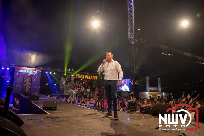 Feestknallers! Mega Piraten Festijn Oldebroek vult uitverkochte tent met oer-gezelligheid tijdens de 2025 editie. - © NWVFoto.nl