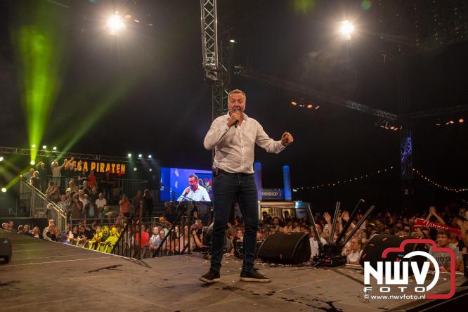 Feestknallers! Mega Piraten Festijn Oldebroek vult uitverkochte tent met oer-gezelligheid tijdens de 2025 editie. - © NWVFoto.nl