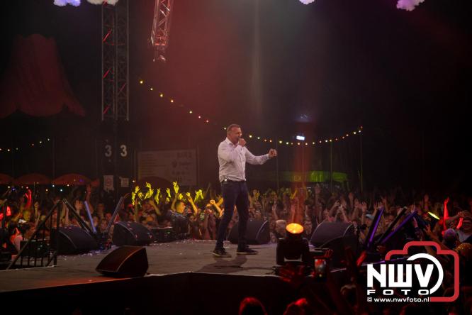 Feestknallers! Mega Piraten Festijn Oldebroek vult uitverkochte tent met oer-gezelligheid tijdens de 2025 editie. - © NWVFoto.nl