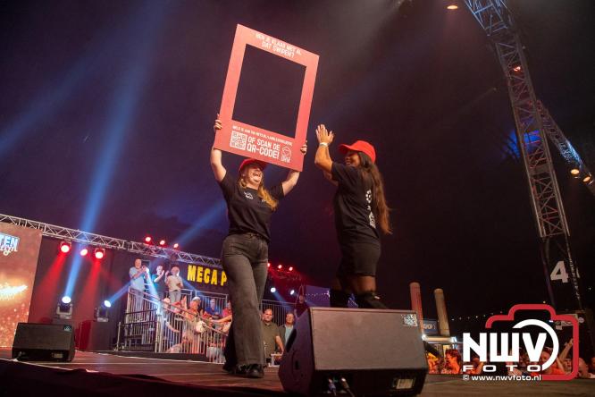 Feestknallers! Mega Piraten Festijn Oldebroek vult uitverkochte tent met oer-gezelligheid tijdens de 2025 editie. - © NWVFoto.nl