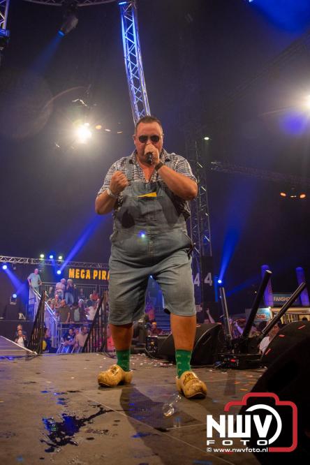 Feestknallers! Mega Piraten Festijn Oldebroek vult uitverkochte tent met oer-gezelligheid tijdens de 2025 editie. - © NWVFoto.nl