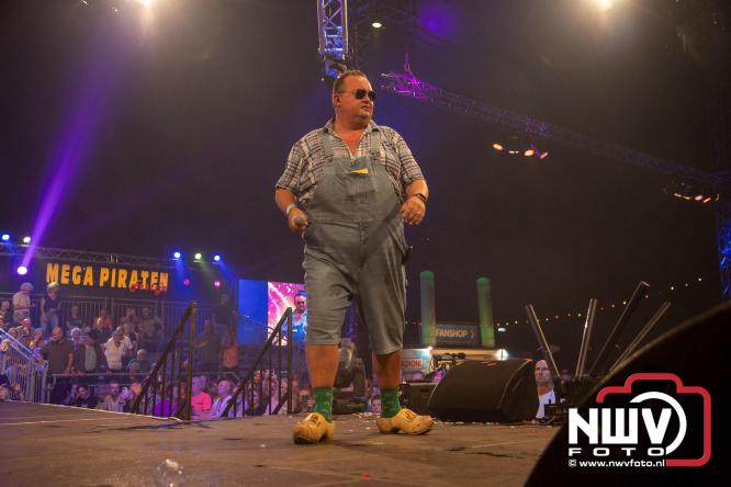 Feestknallers! Mega Piraten Festijn Oldebroek vult uitverkochte tent met oer-gezelligheid tijdens de 2025 editie. - © NWVFoto.nl