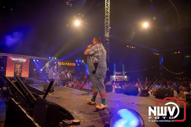 Feestknallers! Mega Piraten Festijn Oldebroek vult uitverkochte tent met oer-gezelligheid tijdens de 2025 editie. - © NWVFoto.nl