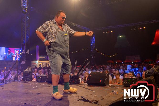 Feestknallers! Mega Piraten Festijn Oldebroek vult uitverkochte tent met oer-gezelligheid tijdens de 2025 editie. - © NWVFoto.nl