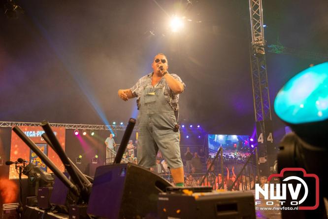 Feestknallers! Mega Piraten Festijn Oldebroek vult uitverkochte tent met oer-gezelligheid tijdens de 2025 editie. - © NWVFoto.nl