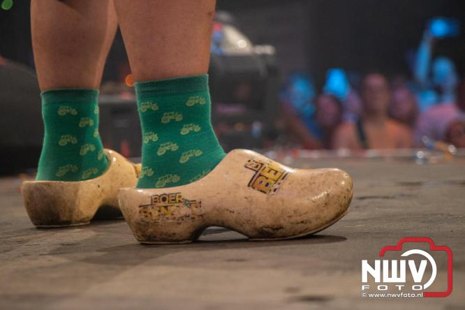 Feestknallers! Mega Piraten Festijn Oldebroek vult uitverkochte tent met oer-gezelligheid tijdens de 2025 editie. - © NWVFoto.nl