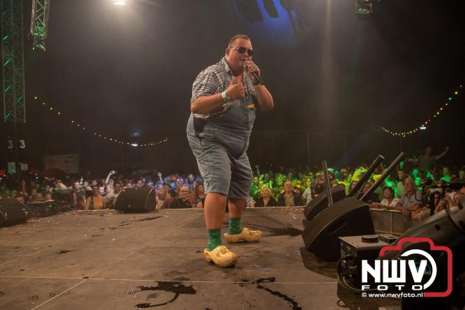 Feestknallers! Mega Piraten Festijn Oldebroek vult uitverkochte tent met oer-gezelligheid tijdens de 2025 editie. - © NWVFoto.nl