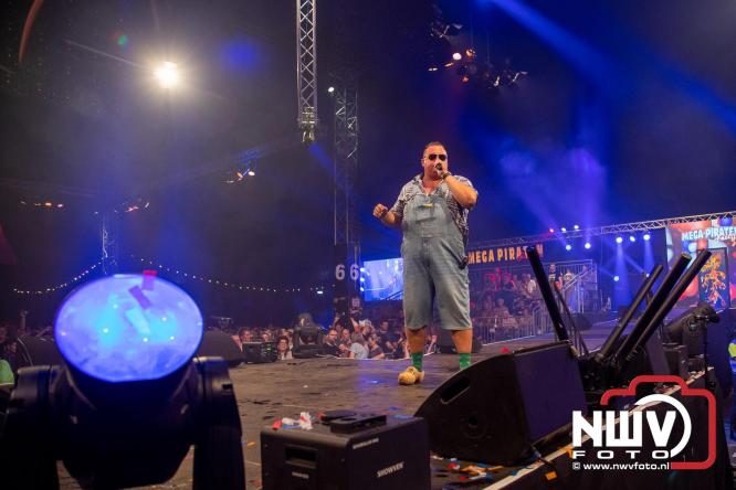 Feestknallers! Mega Piraten Festijn Oldebroek vult uitverkochte tent met oer-gezelligheid tijdens de 2025 editie. - © NWVFoto.nl